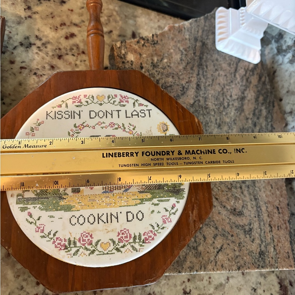 Vintage Kitchen Framed porcelain Cross Stitch look”Kissin' Don't Last Cookin' Do - Picture 7 of 7